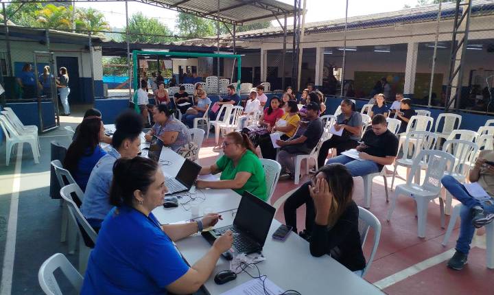 Mais de 300 pessoas participam de Feirão de Emprego