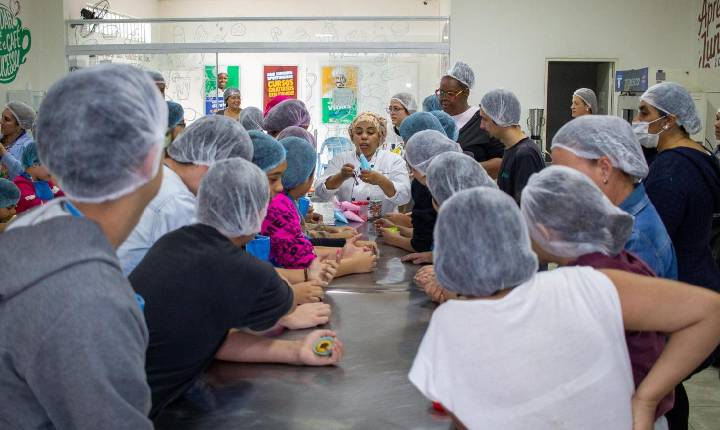 Oficina de cupcake vira espaço de convivência e cuidado para crianças atendidas pelo CAPS