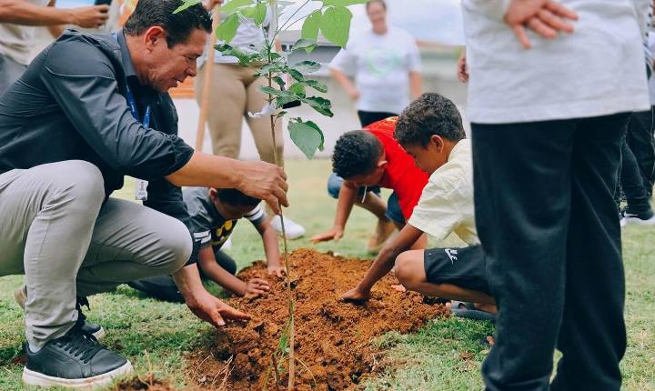 Plantio de 170 mudas de árvores marca celebração dos 170 anos de Cotia