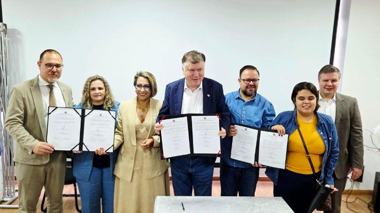 Cotia firma convênio com o Estado e garante programas Meu Emprego Inclusivo, Todas em Rede e Centro TEA