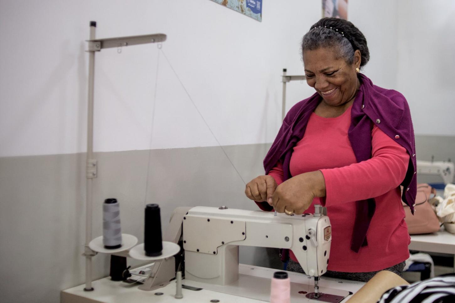 Desenvolvimento Social e Periferias abre inscrições para cursos de Corte e Costura e Massagem Relaxante