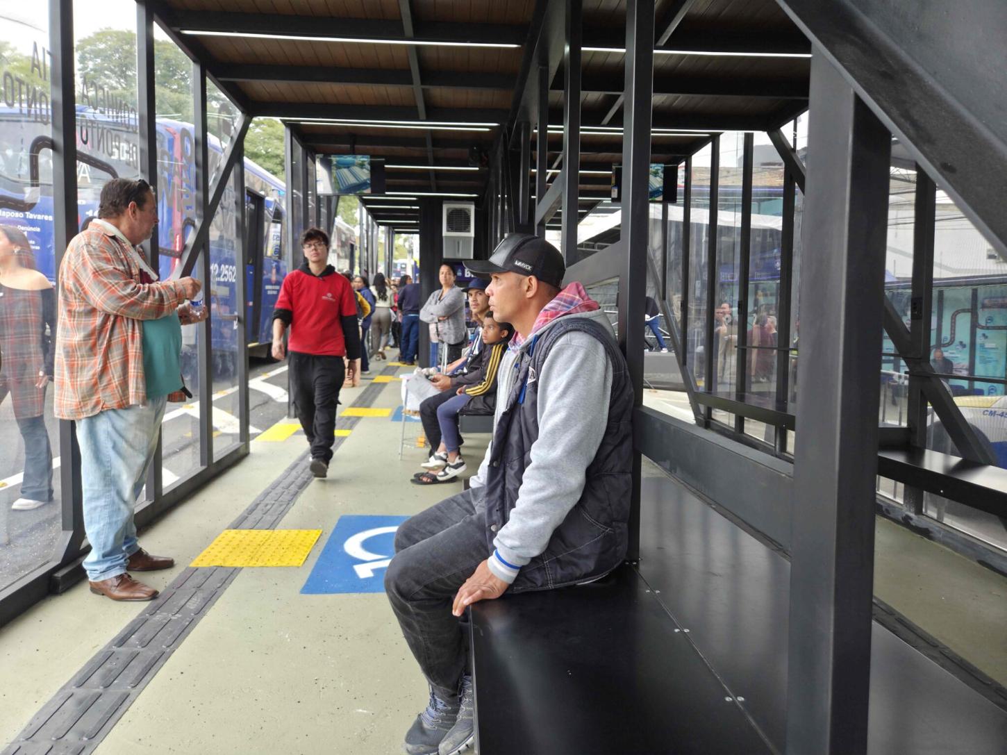 Um novo jeito de esperar o ônibus: Cotia inaugura Ponto Humanizado Inclusivo no Centro