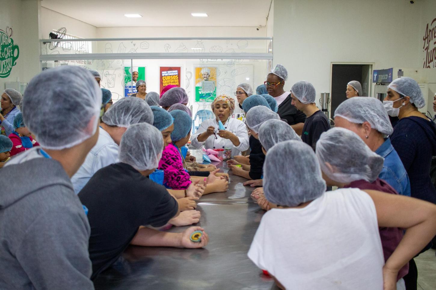 Oficina de cupcake vira espaço de convivência e cuidado para crianças atendidas pelo CAPS